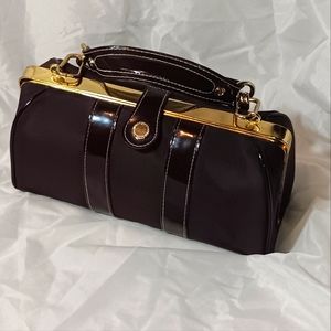 This is a elegant Isaac Mizrahi hand bag